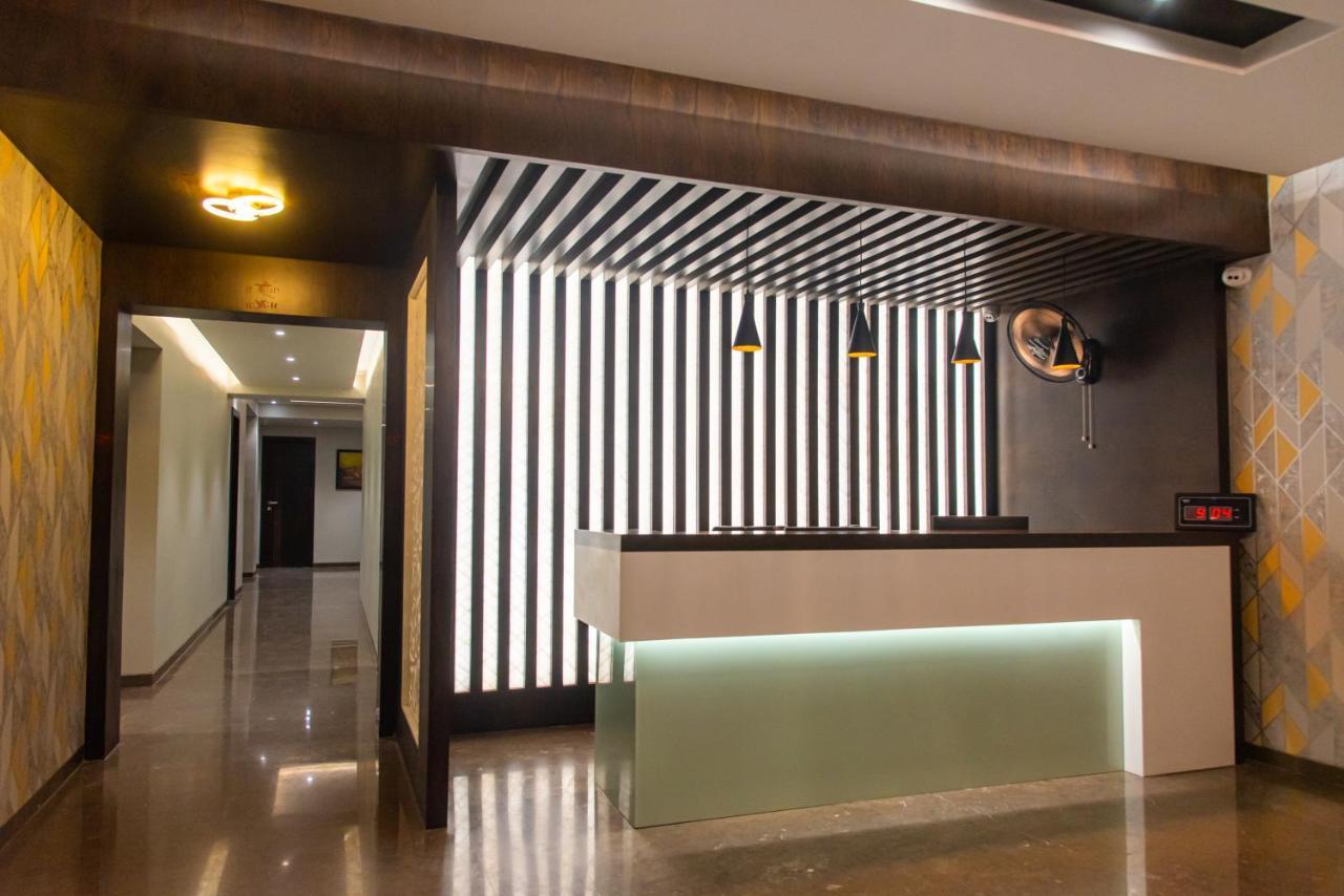 Hotel Royal Livin Váránaszi Kültér fotó