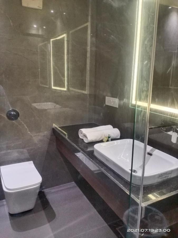 Hotel Royal Livin Váránaszi Kültér fotó