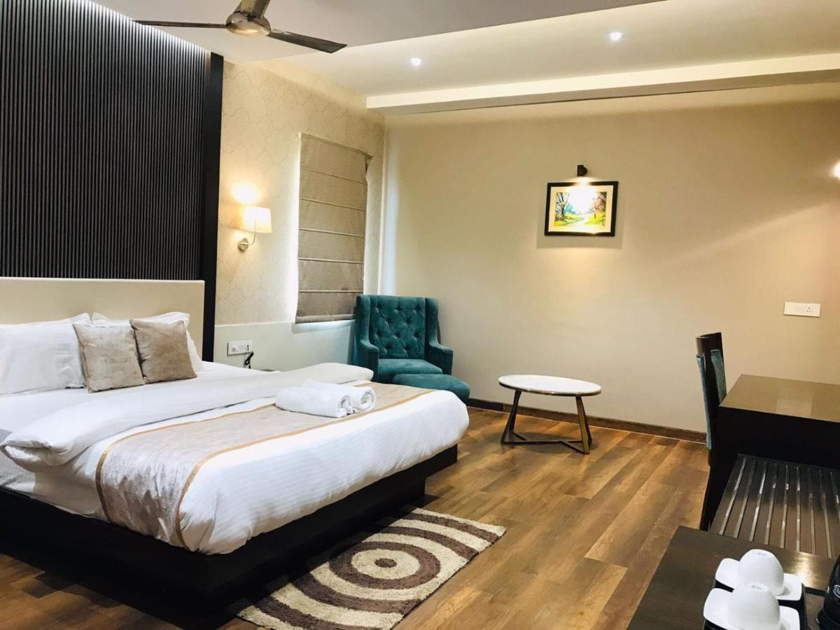 Hotel Royal Livin Váránaszi Kültér fotó