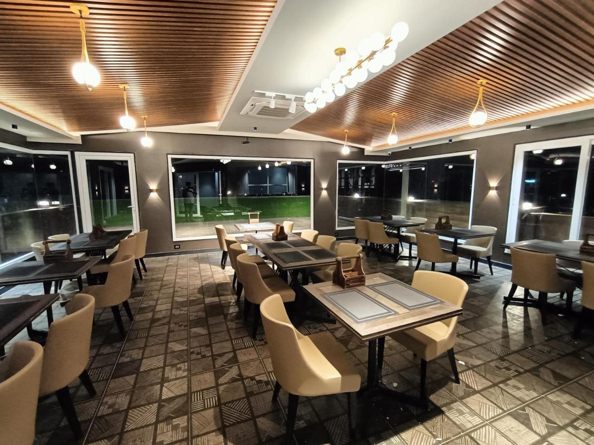 Hotel Royal Livin Váránaszi Kültér fotó