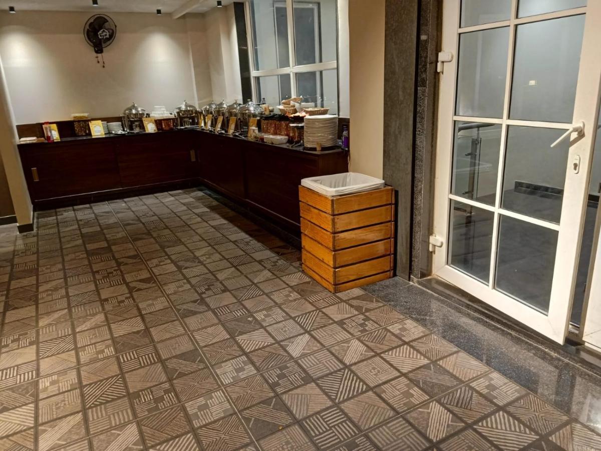 Hotel Royal Livin Váránaszi Kültér fotó