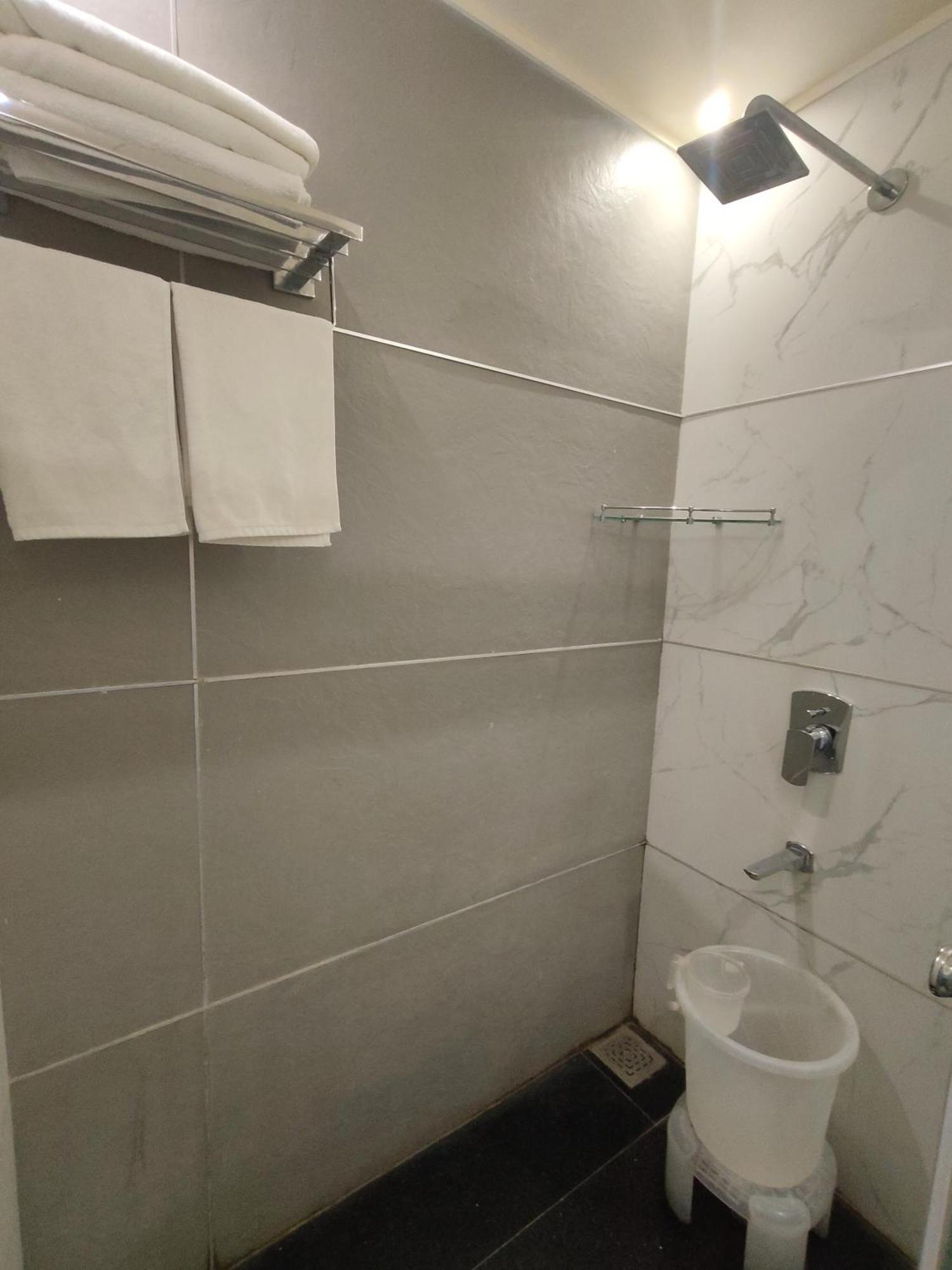 Hotel Royal Livin Váránaszi Kültér fotó