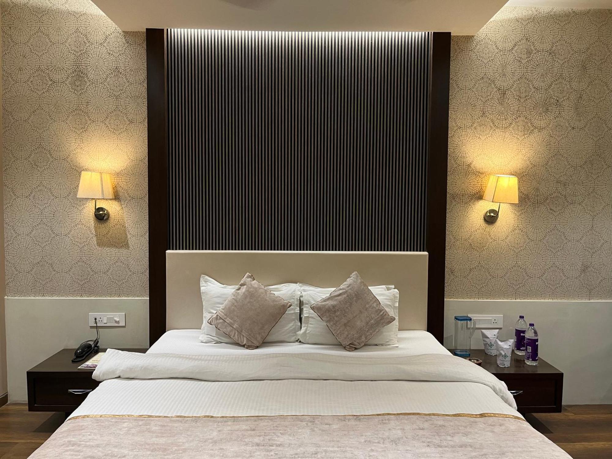Hotel Royal Livin Váránaszi Kültér fotó