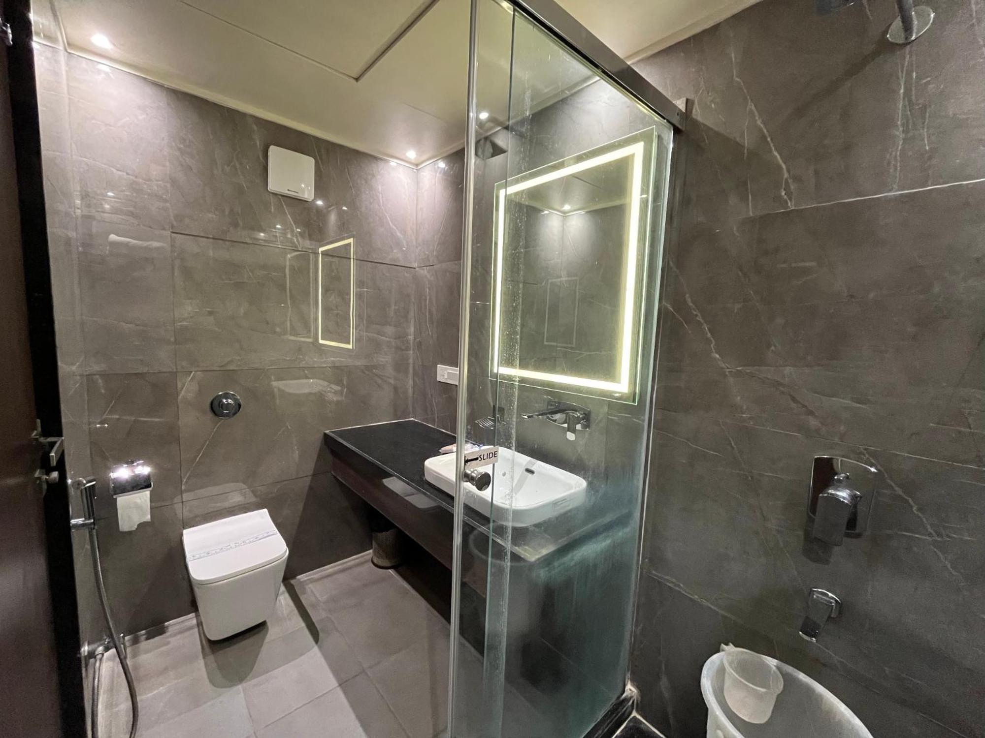 Hotel Royal Livin Váránaszi Kültér fotó