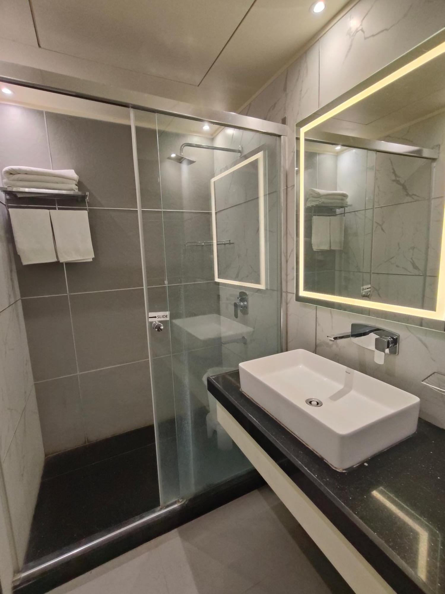 Hotel Royal Livin Váránaszi Kültér fotó