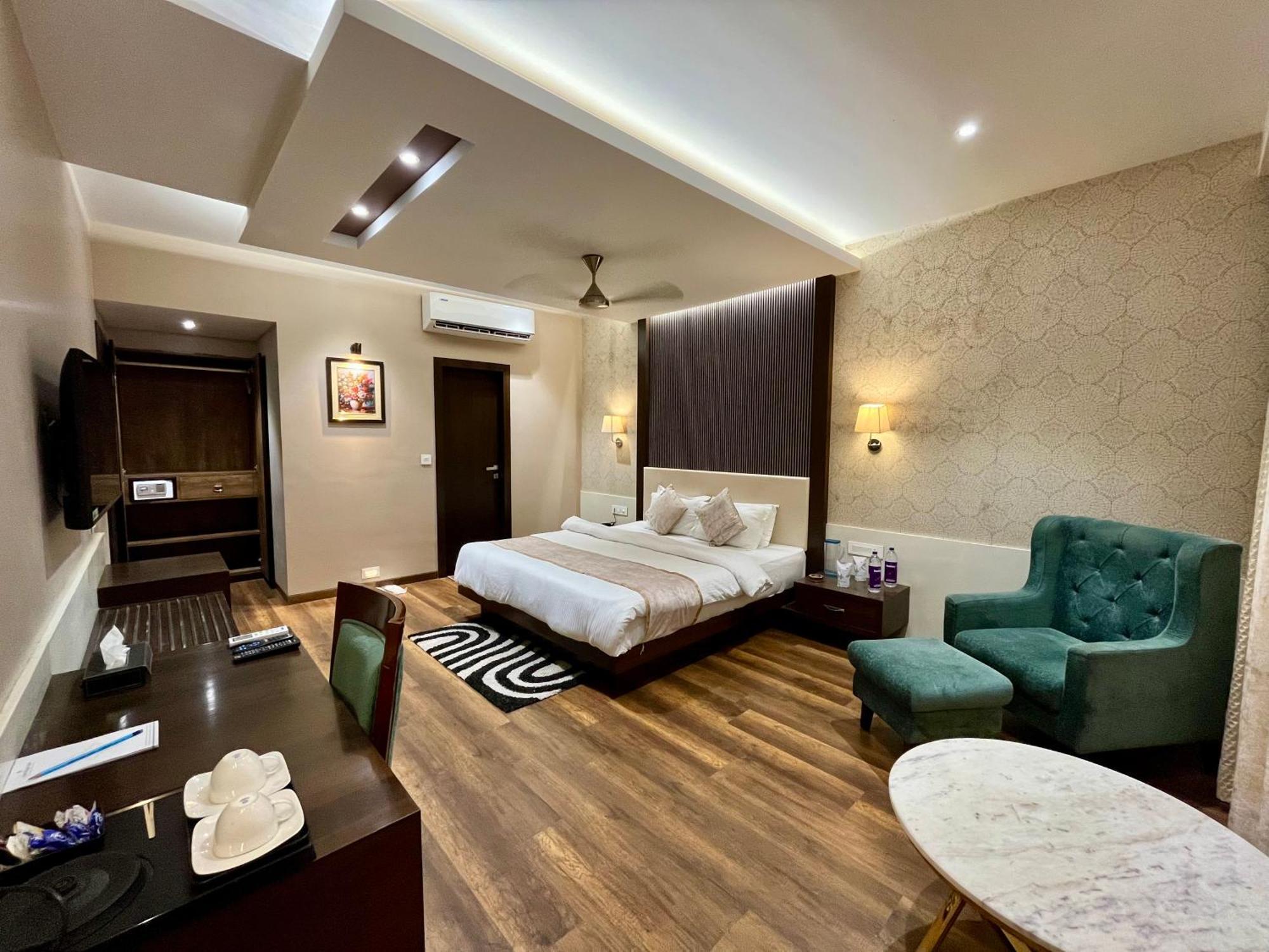 Hotel Royal Livin Váránaszi Kültér fotó